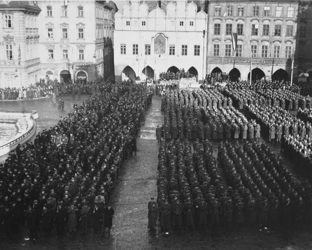 Přehlídka Lidových milic a policie na Staroměstském náměstí, 26. únor roku 1948.