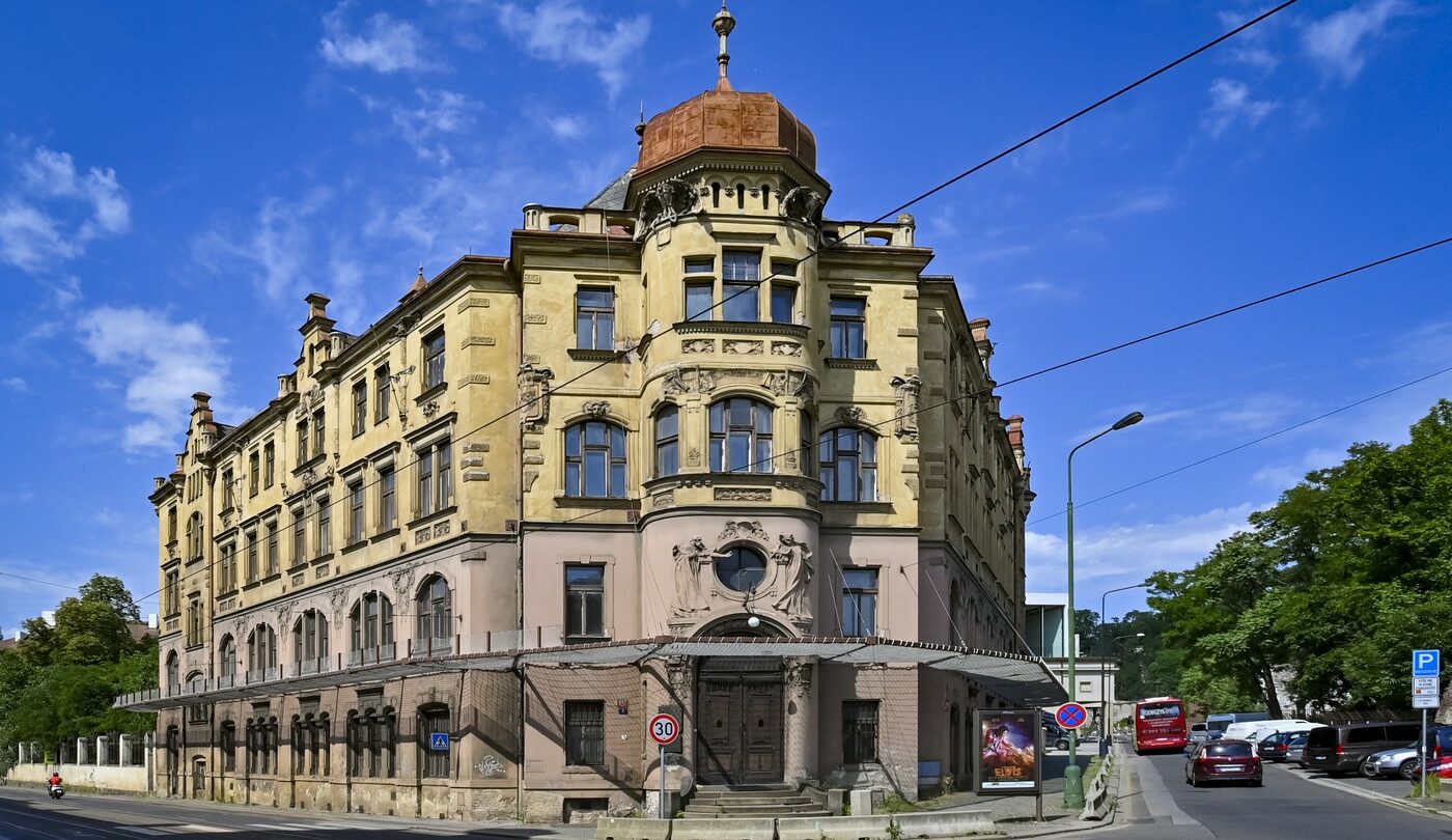 Opuštěná budova bývalého Domu kultury těla s první saunou v Praze na nároží ulic nábřeží Edvarda Beneše a U Bruských kasáren na snímku z 16. června 2022. 