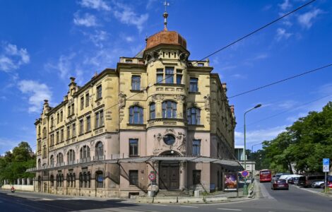 Opuštěná budova bývalého Domu kultury těla s první saunou v Praze na nároží ulic nábřeží Edvarda Beneše a U Bruských kasáren na snímku z 16. června 2022. 