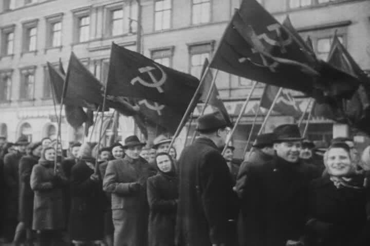 Prokomunističtí agitátoři v roce 1947, záběr z amerického filmového týdeníku The March of Time.