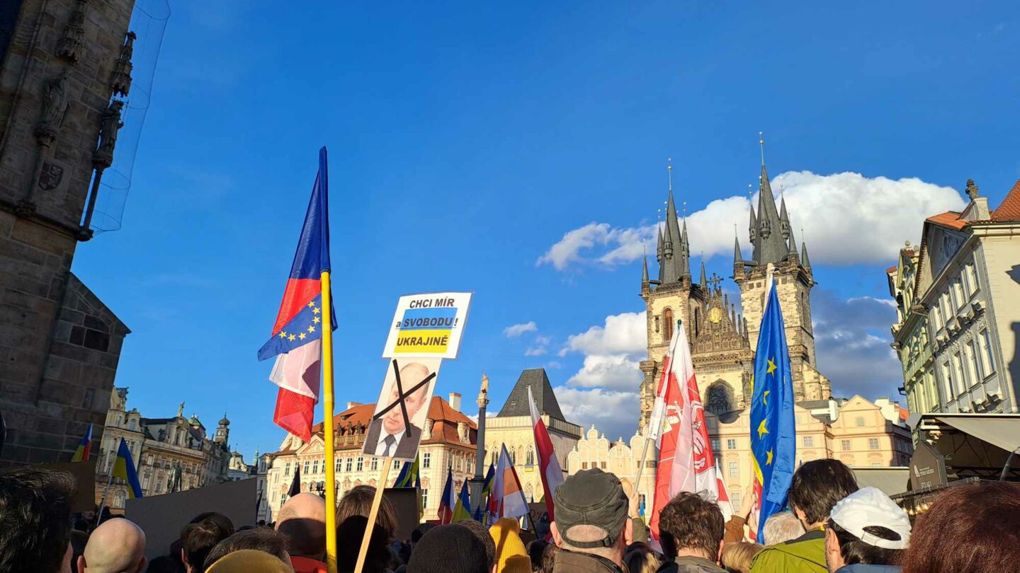 Demonstrace na podporu Ukrajiny v Praze na Staroměstském náměstí