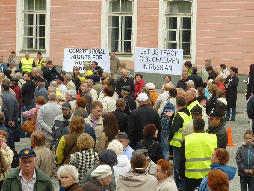 Jedna z demonstrací ruskojazyčných obyvatel před budovou estonského parlamentu v Tallinnu.