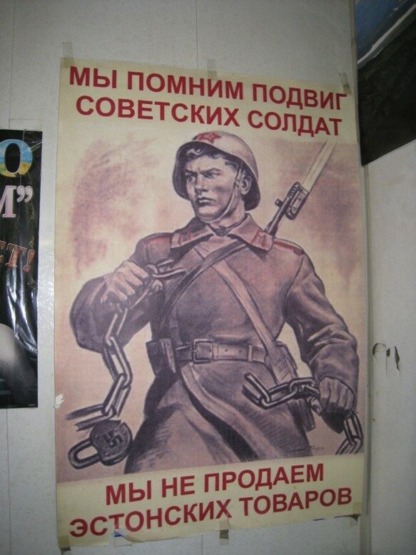 Plakát v obchodě v ruském Chabarovsku: „Pamatujeme na hrdinské činy sovětských vojáků – neprodáváme estonské zboží.“