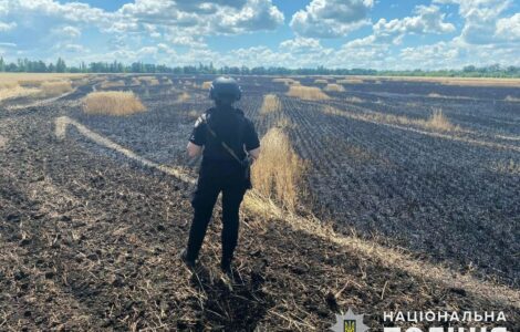 Spálené ukrajinské pole po ruském dělostřeleckém útoku u Illinivky v Doněcké oblasti. (Červenec 2023).