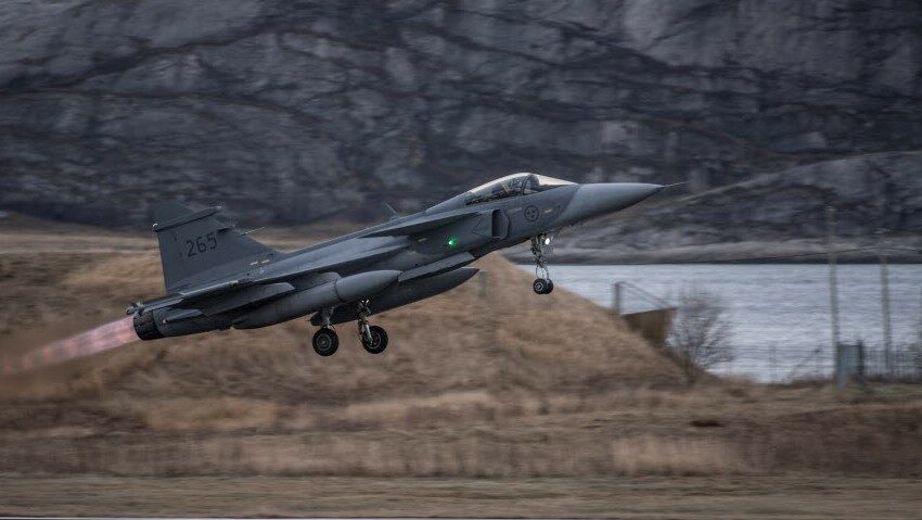 Švédská stíhačka Jas 39 Gripen během cvičení NATO v Norsku, ilustrační foto