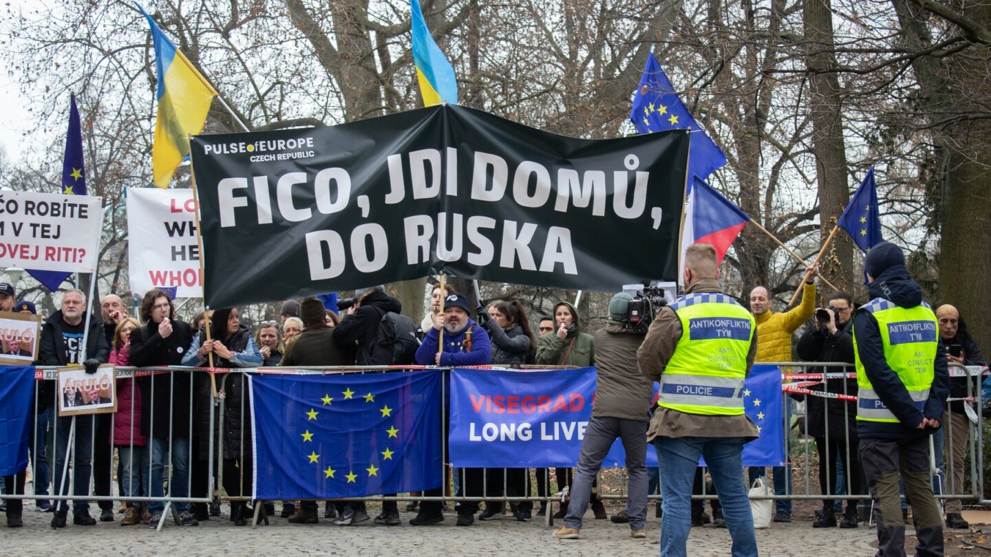 Lidé před Lichtenštejnským palácem v Praze, kde se koná summit předsedů vlád Visegrádské čtyřky (V4), protestují proti slovenskému premiérovi Robertu Ficovi a maďarskému premiérovi Viktoru Orbánovi.