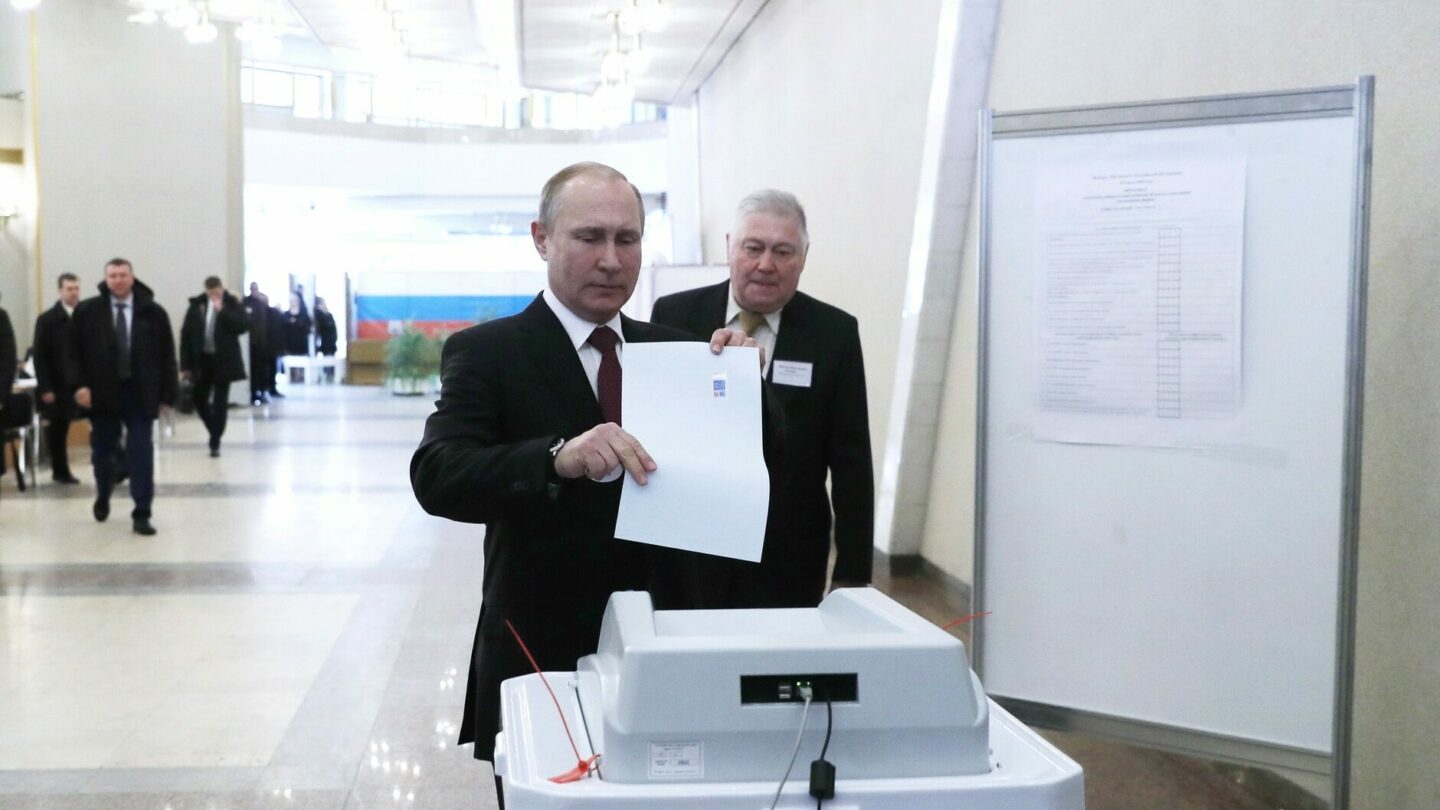 Vladimir Putin při hlasování ve volbách v roce 2018. Tehdy obhájil svůj mandát se 76,66 procenty hlasů.