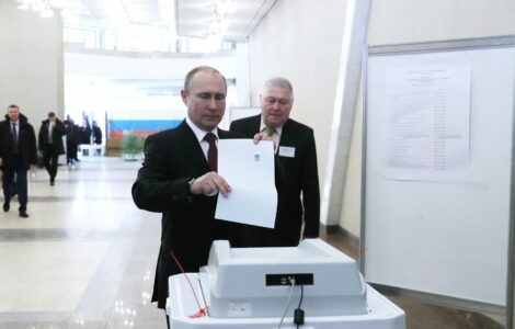 Vladimir Putin při hlasování ve volbách v roce 2018. Tehdy obhájil svůj mandát se 76,66 procenty hlasů.