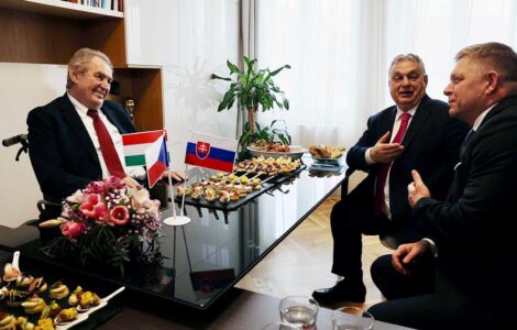 Zeman se ve své kanceláři sešel s Ficem a Orbánem.