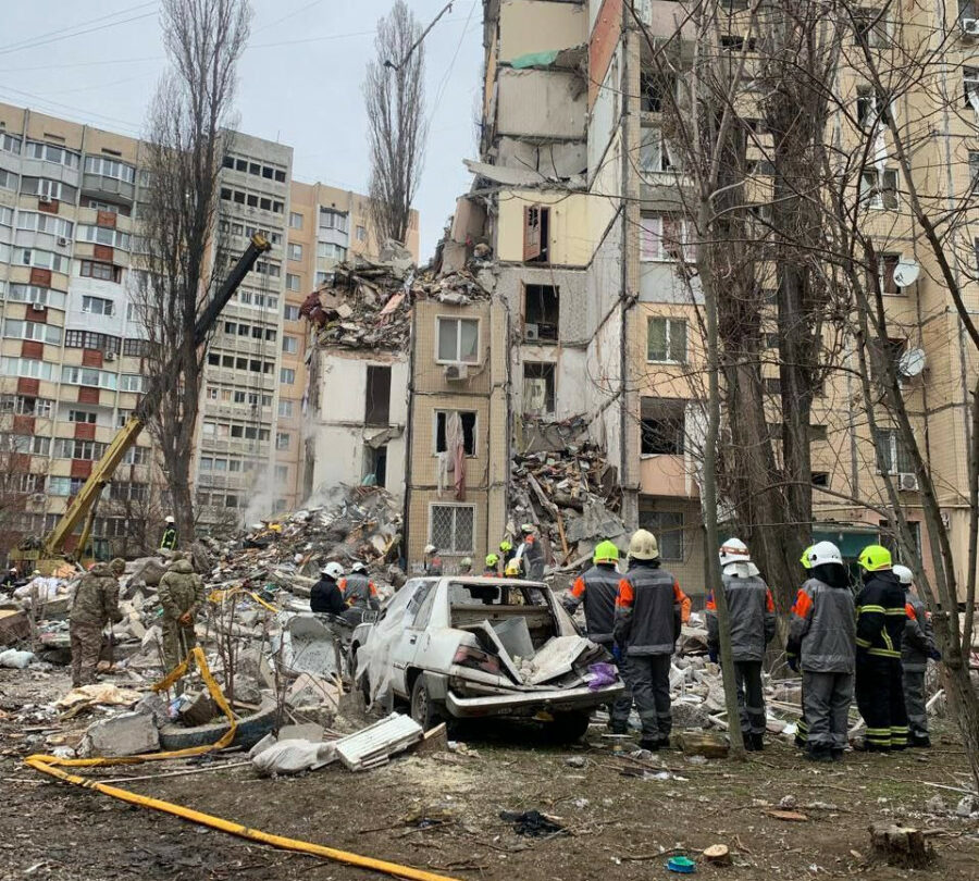 Ruský dron zasáhl bytový dům v Oděse (2. 3. 2024)