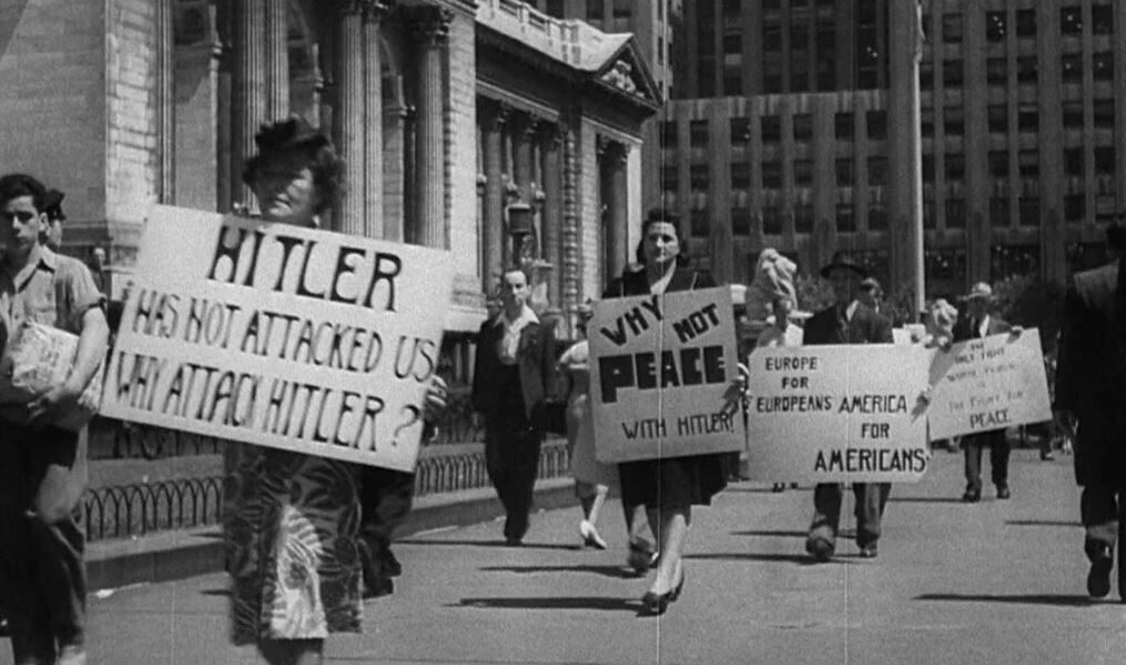 Protiválečný pochod v New Yorku v roce 1941 s hesly "Hitler nás nenapadl, proč bychom měli napadnout Hitlera?" a "Evropa Evropanům a Amerika Američanům".