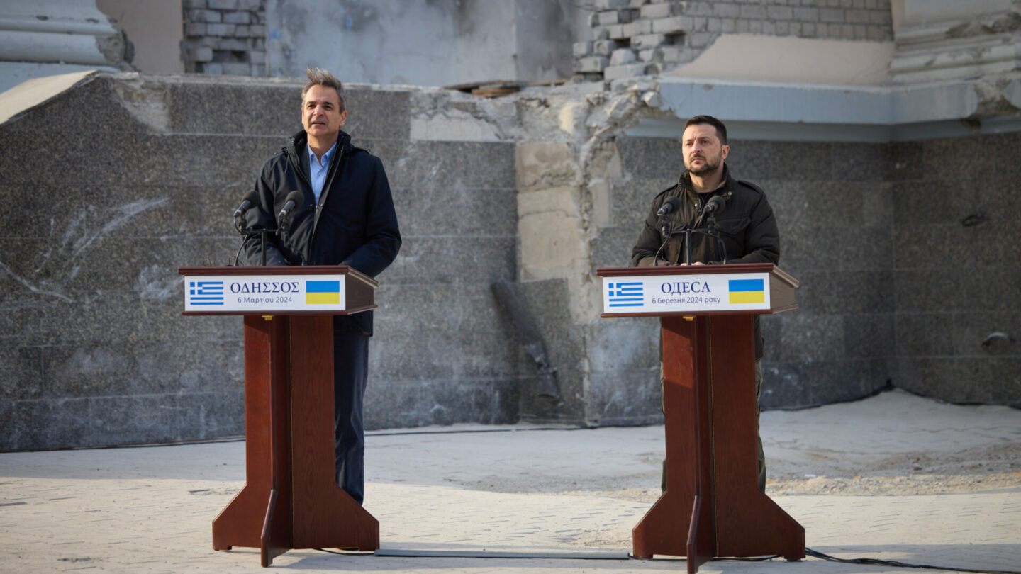 Řecký premiér Kyriakos Mitsotakis s ukrajinským prezidentem Volodymyrem Zelenským na tiskové konferenci v Oděse.