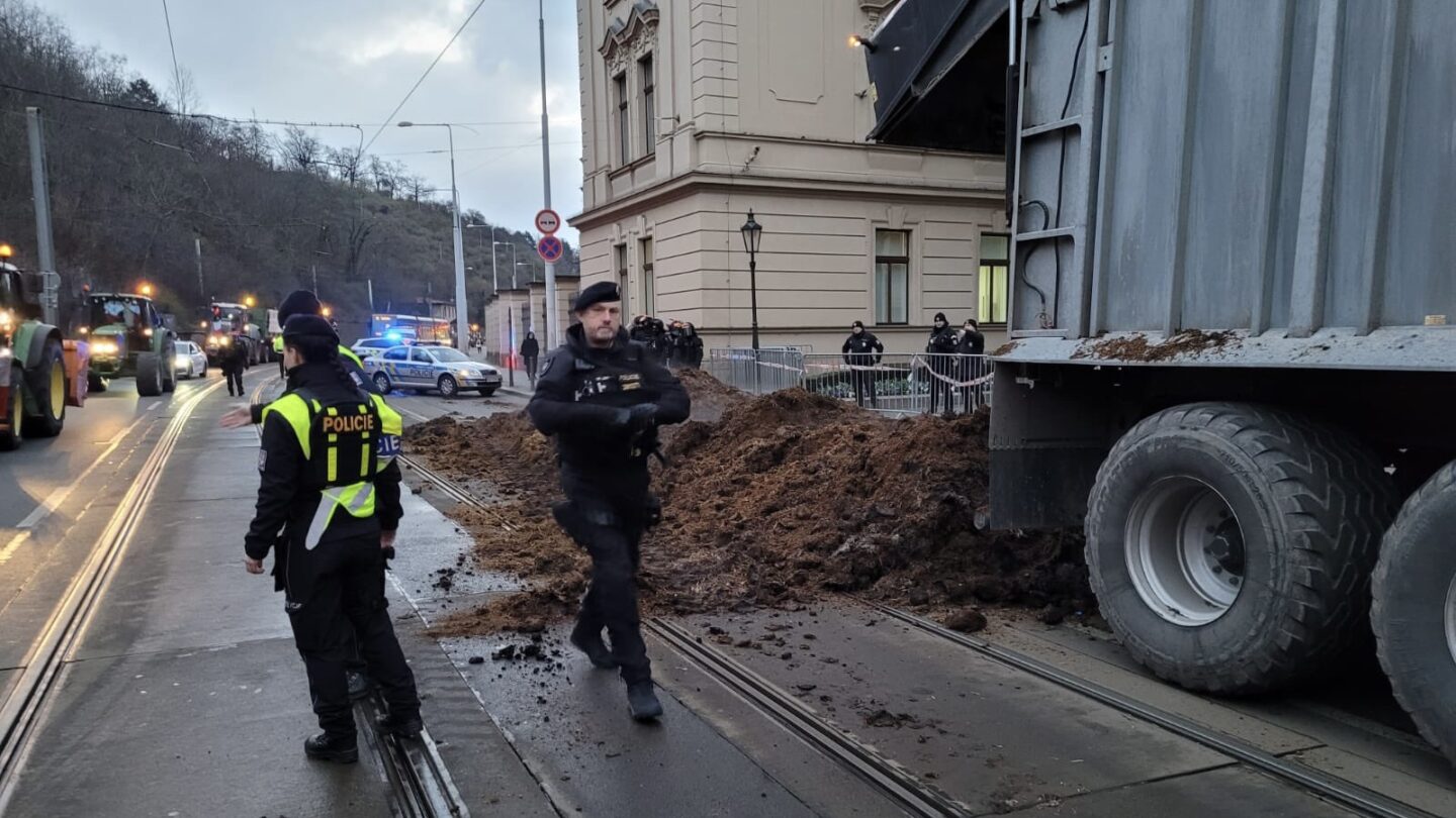 Protestující zemědělci vysypali před úřadem vlády hnůj, zasypali tramvajové koleje, a tím zkomplikovali provoz MHD.