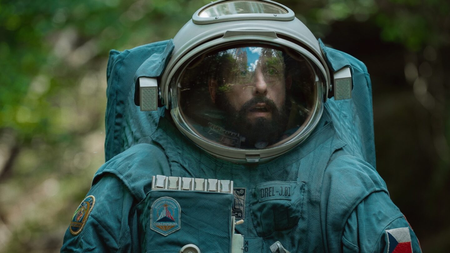 Adam Sandler jako Jakub ve filmu Kosmonaut z Čech