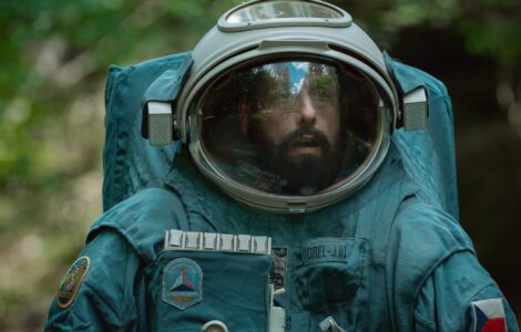 Adam Sandler jako Jakub ve filmu Kosmonaut z Čech