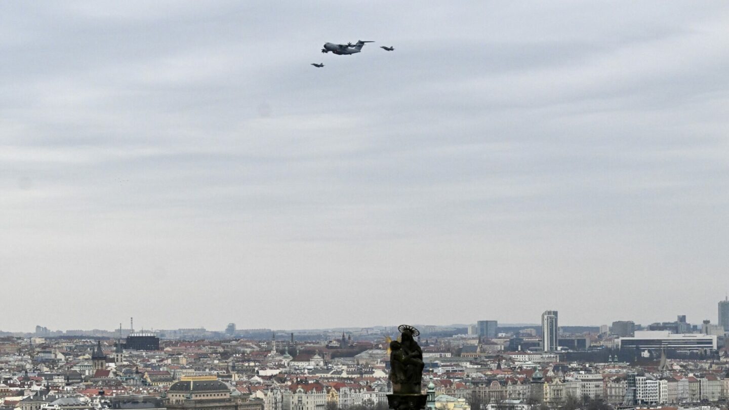 Letadla NATO nad Prahou