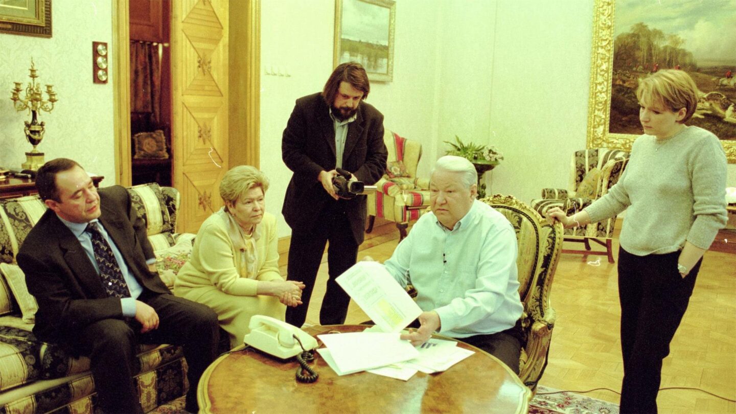 Záběr z dokumentárního filmu Svědkové Putinovi. Boris Jelcin v březnu 2000 čeká na telefon od nově zvoleného prezidenta Ruské federace Vladimira Putina. Telefonátu se ale nedočká.