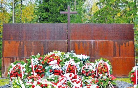 Pomník polských vojáků v Katyni zavražděných sovětskou tajnou policií v roce 1940