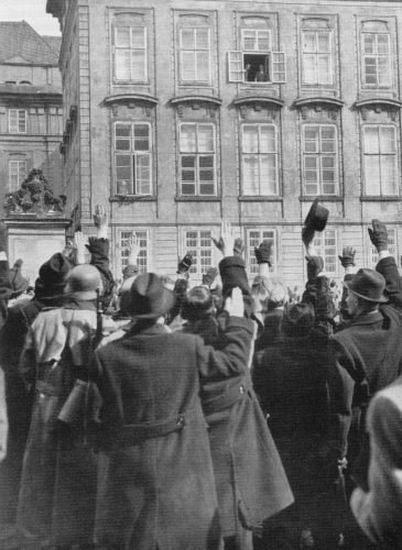 Pražští Němci zdraví 16. března 1939 Adolfa Hitlera na Pražském hradě.