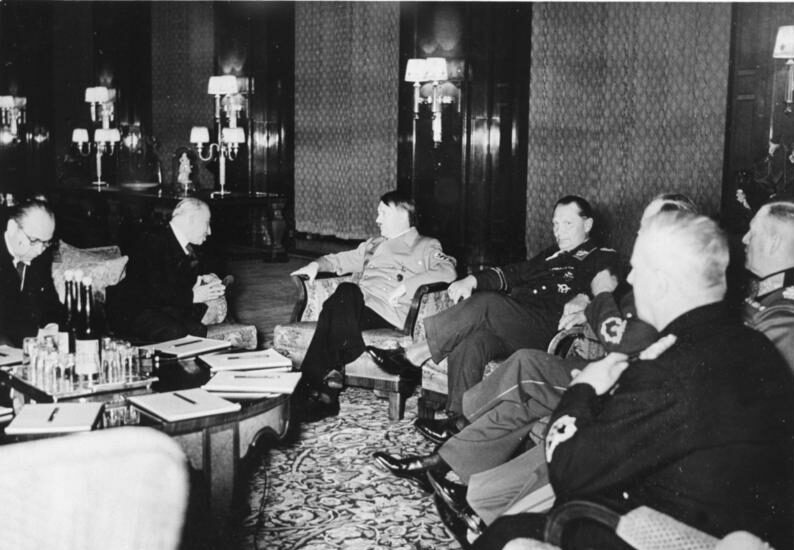 Emil Hácha a František Chvalkovský na nočním jednání s německými představiteli.