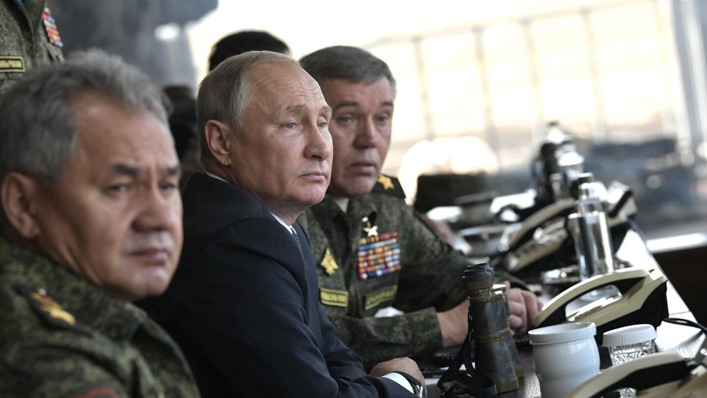 Putin s ministrem obrany Sergejem Šojgu a náčelníkem generálního štábu Valerijem Gerasimovem na vojenském cvičení Vostok v roce 2018.
