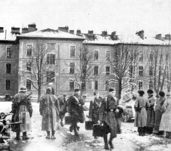 Česká armáda pod dozorem německých okupantů opouští 15. března 1939 kasárna na Šumavské ulici v Brně.