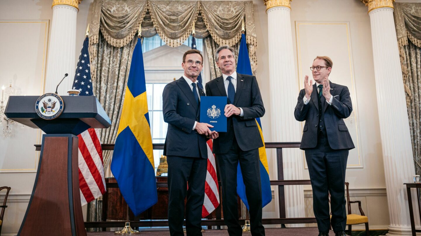 Švédský premiér Ulf Kristersson (vlevo) předává přístupový dokument NATO americkému ministru zahraničí Antony Blinkenovi