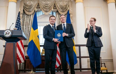 Švédský premiér Ulf Kristersson (vlevo) předává přístupový dokument NATO americkému ministru zahraničí Antony Blinkenovi
