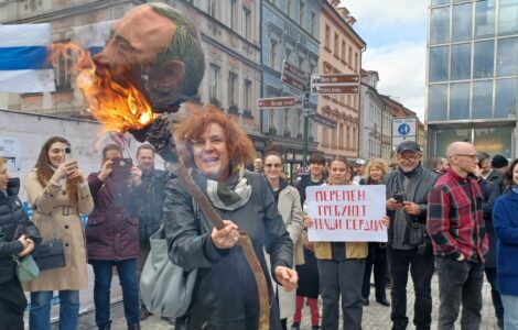 Pálení masky Putina v Praze na Můstku