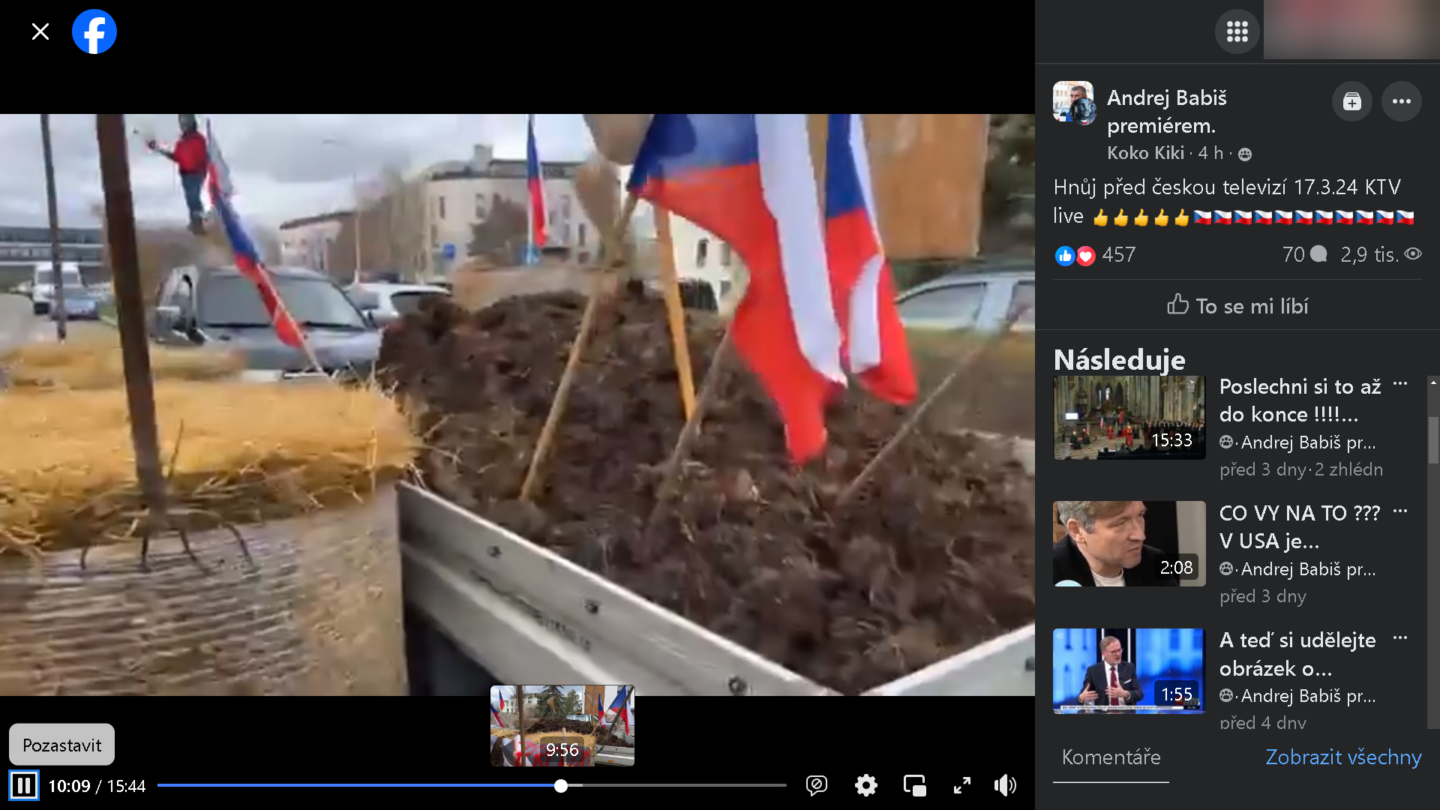 Vlajky v hnoji? Ukázka z videa z demonstrace před Českou televizí.