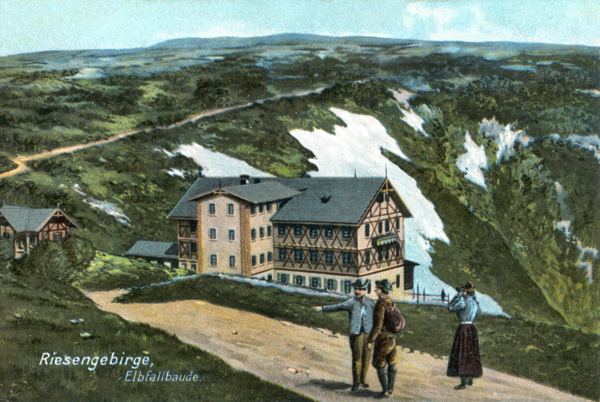 Labská bouda, místo, kde osudný závod odstartoval, na obrázku z roku 1910.