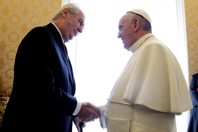 Setkání papeže s prezidentem Zemanem prý provázely obstrukce