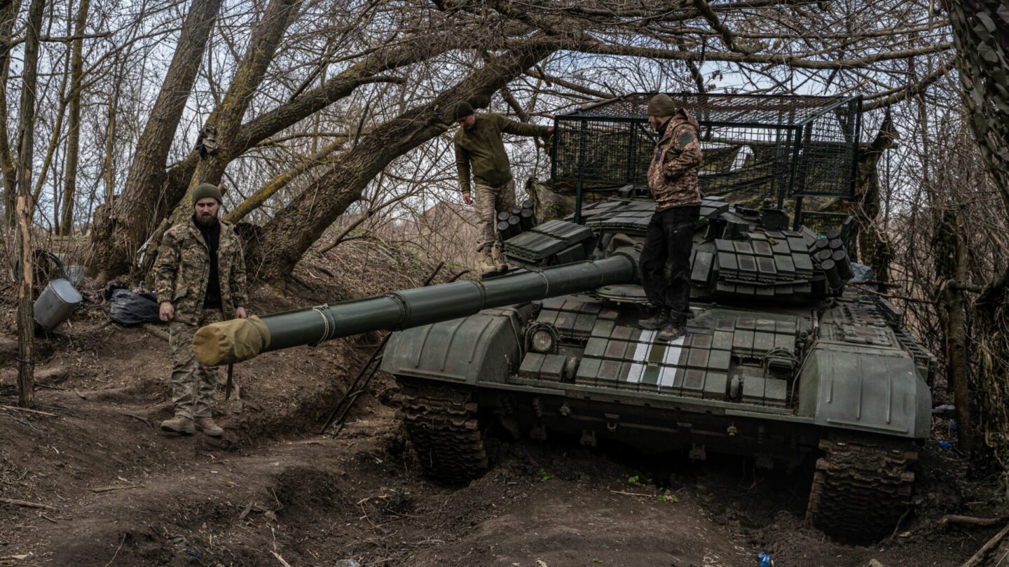 Posádka tanku T-72 u Orichivu na Ukrajině.