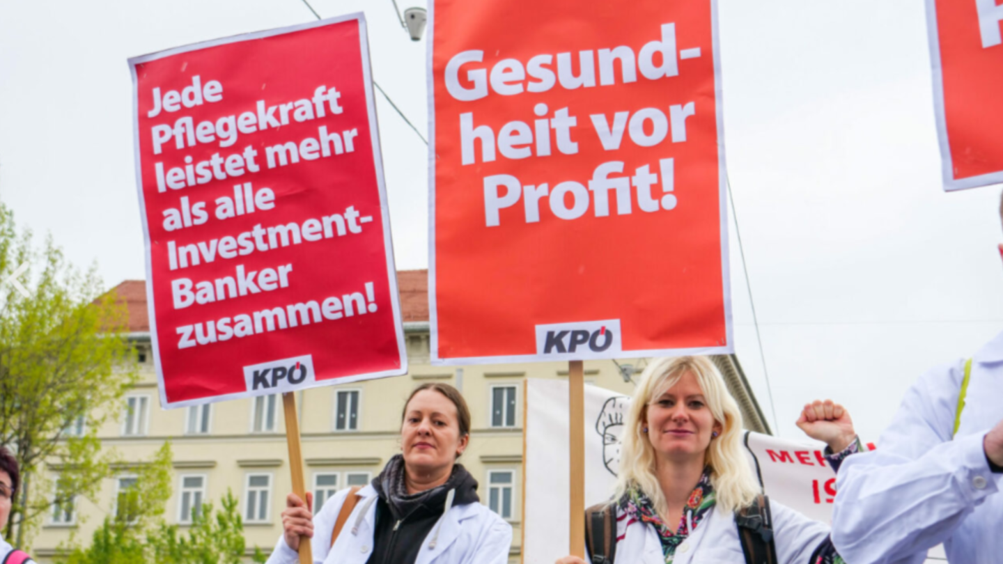 KPÖ věrně sloužila sovětským zájmům po celou studenou válku – odmítla například odsoudit zmasakrování maďarského povstání v roce 1956 a po jistých vnitřních rozporech podpořila i vpád Varšavské smlouvy do Československa.