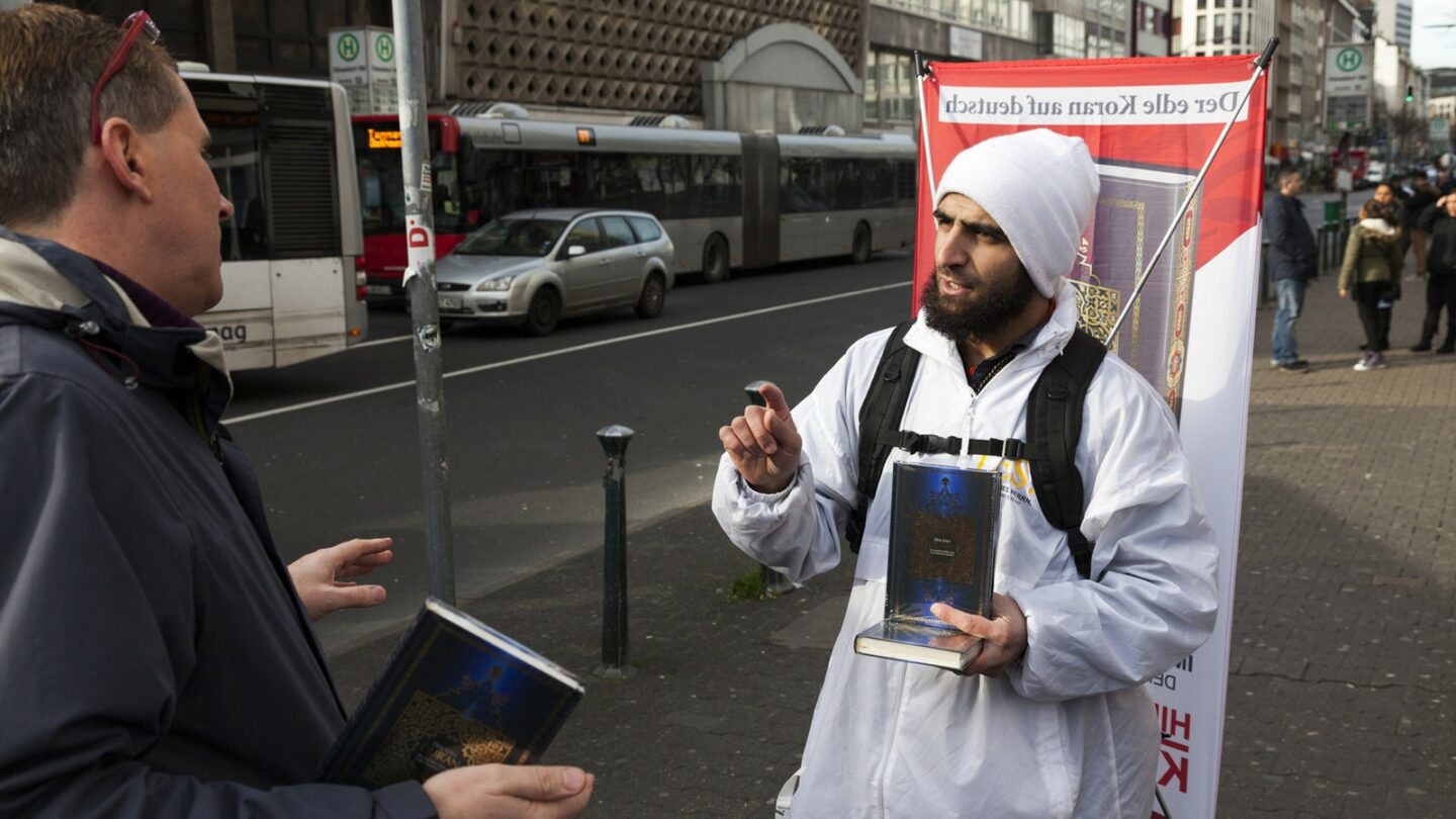 Podle letošního výzkumu si plná pětina německých muslimů myslí, že Západ ohrožuje islám natolik, že to ospravedlňuje násilný boj muslimů proti Západu. A podle loňských průzkumů souhlasí zhruba 100 000 britských muslimů s útoky džihádistů.