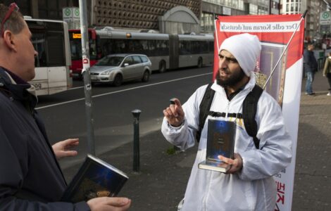 Podle letošního výzkumu si plná pětina německých muslimů myslí, že Západ ohrožuje islám natolik, že to ospravedlňuje násilný boj muslimů proti Západu. A podle loňských průzkumů souhlasí zhruba 100 000 britských muslimů s útoky džihádistů.