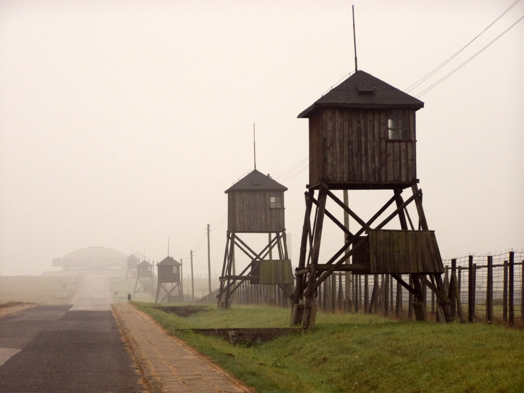 Strážní věže a oplocení vězeňských polí v koncentračním táboře Majdanek. 