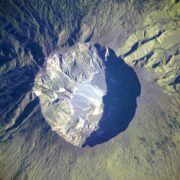Kaldera sopky Tambory má 6 kilometrů v průměru a je 1 100 metrů hluboká.