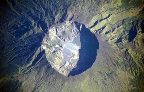 Kaldera sopky Tambory má 6 kilometrů v průměru a je 1 100 metrů hluboká.