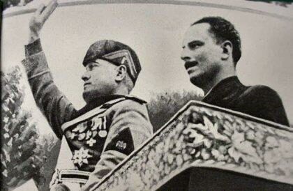 Oswald Mosley (napravo) s italským diktátorem Benitem Mussolinim při návštěvě Itálie v roce 1936.