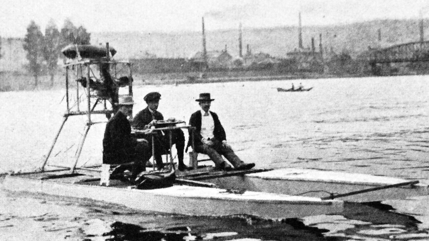 Hydrobus Karla Tučka (muž za řídítky) urazil v létě 1912 vzdálenost mezi Vyšehradskou skalou a Chuchlí za čtrnáct minut 