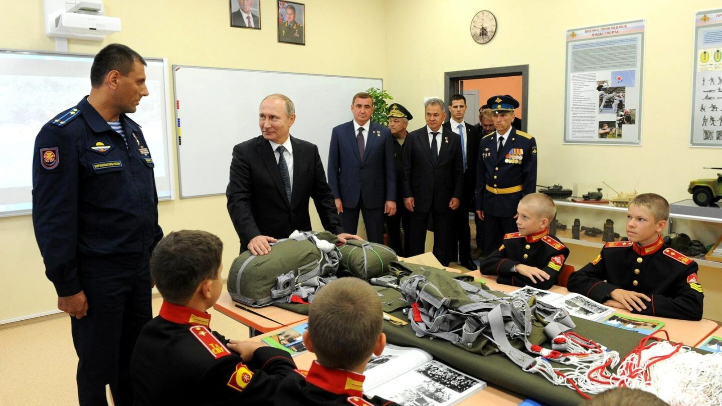 Vladimir Putin ve vojenské škole s tamními dětmi