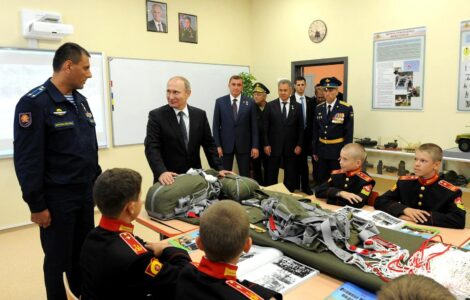 Vladimir Putin ve vojenské škole s tamními dětmi