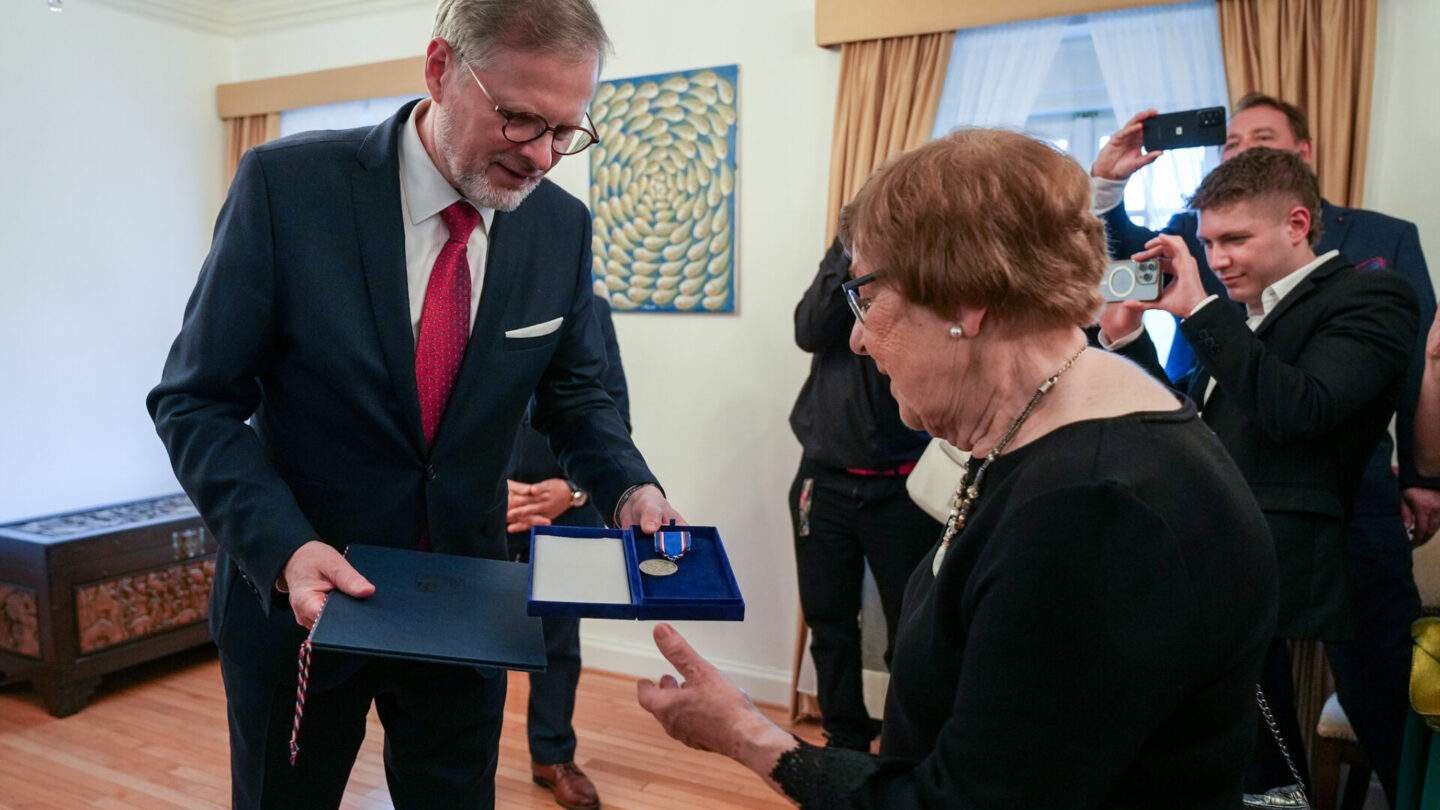 Fiala předal v USA medaili Karla Kramáře Janě Kánské, dceři Milady Horákové.