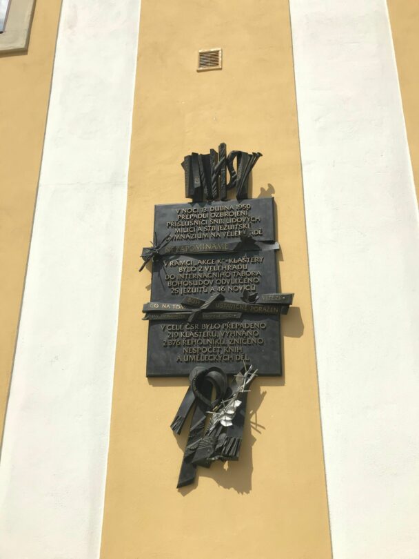 Pamětní deska věnovaná obětem akce K v poutním areálu Velehrad poblíž Uherského Hradiště.