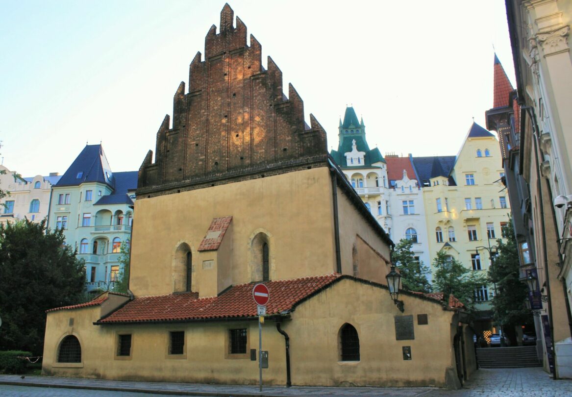 Stěny posléze obnovené pražské Staronové synagogy měly nést stopy po krvi obětí až do roku 1618.