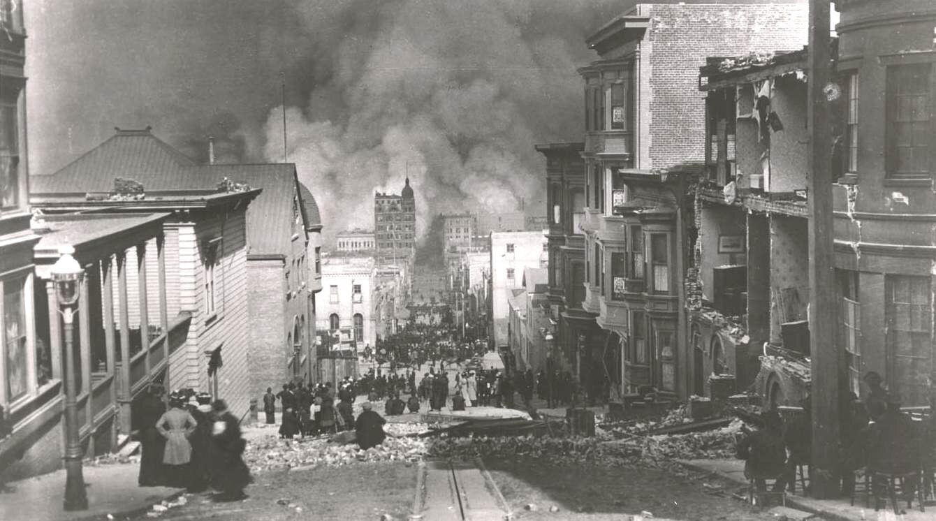 Slavná fotografie s názvem Pohled na Sacramento Street od místního fotografa Arnolda Gentheho, pořízená po propuknutí požárů. 