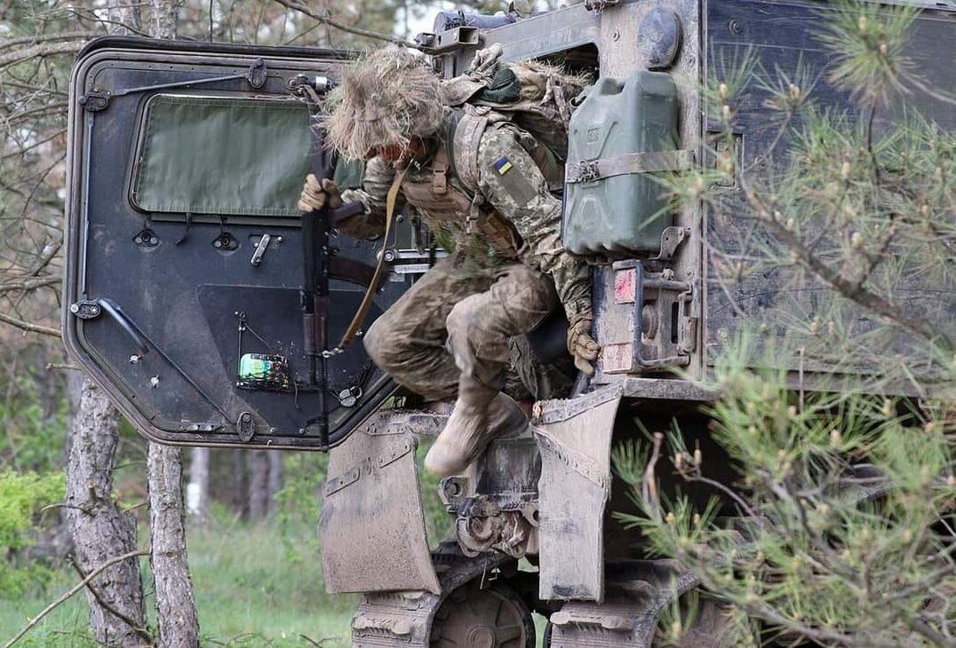 Ukrajinský voják vyskakuje z bojového vozidla