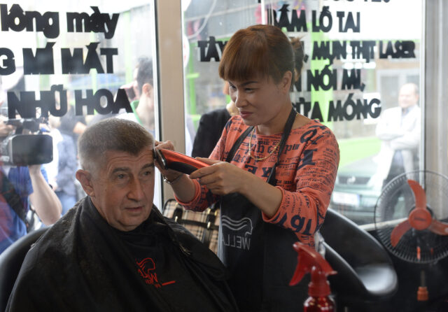 Ministr financí Andrej Babiš v obchodním centru SAPA