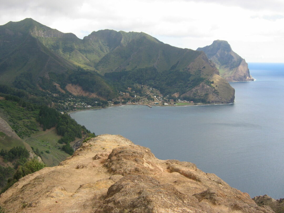 Pohled na San Juan Bautista, hlavní město Ostrova Robinsona Crusoea.